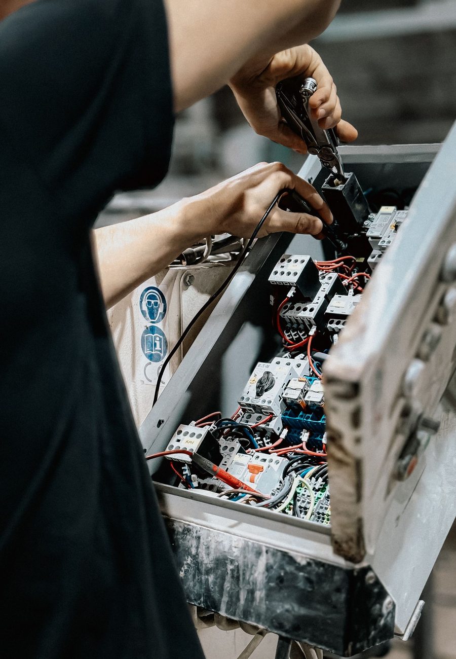 Elektroniker bei Arbeiten an einer Steuerung